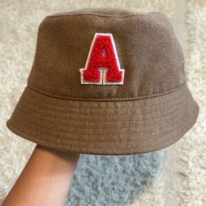 Brown bucket hat with letter embroidery